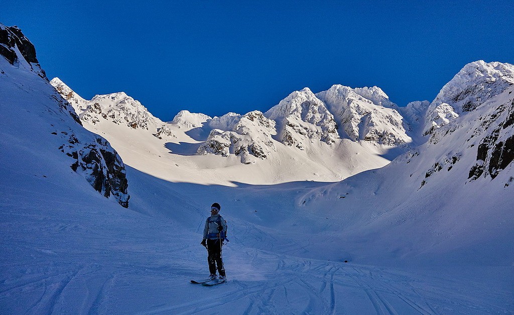 Marion sur fond de plâtrage patagonien...