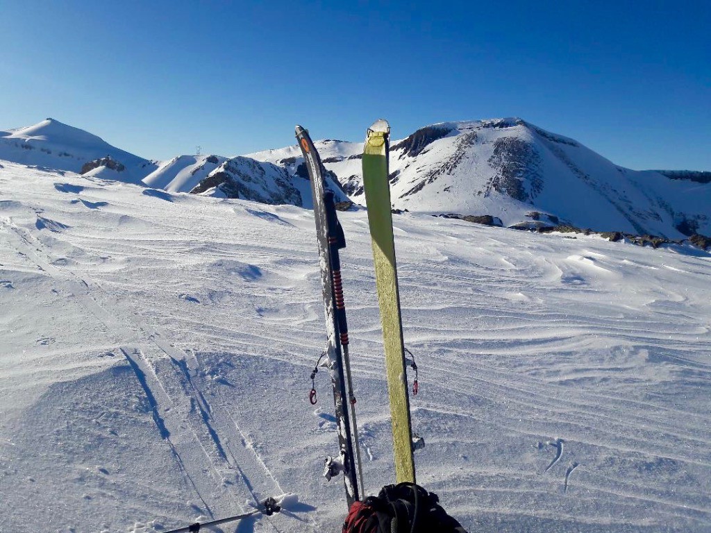 Mes skis .... et au fond le Cheval Blanc depuis le col de la Terrasse