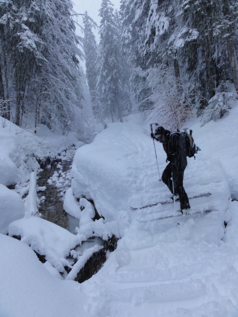 Ponts de neige en descendant du col au télésiège.
