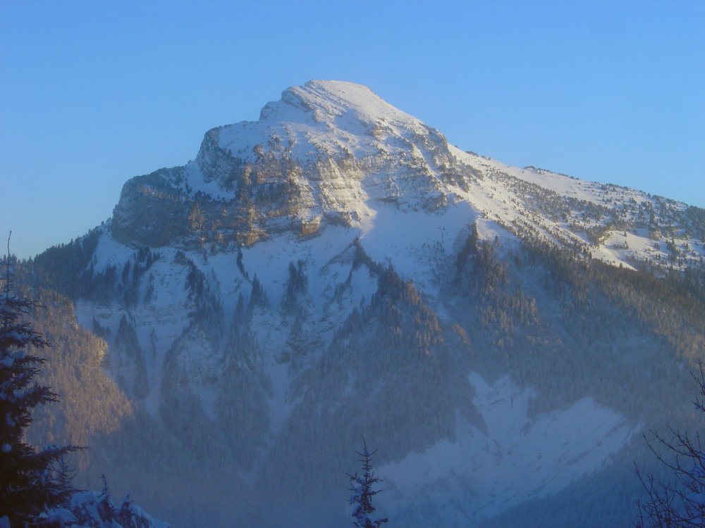 #4 Chamechaude : Derniers rayons de soleil sur Chamechaude alors que nous redescendons sur les Cottaves Chamechaude : Derniers rayons de soleil sur Chamechaude alors que nous redescendons sur les Cottaves