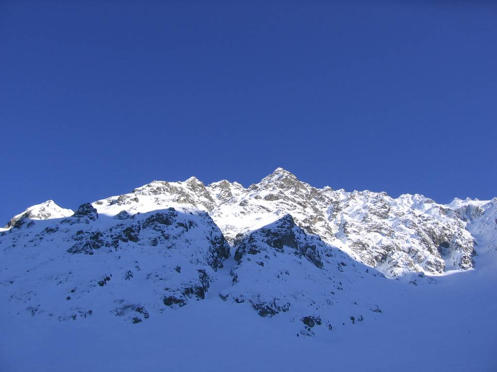 #13 Grandes Lanches, couloir SW : Vue du bas : on voit bien la grande pente qui permet d Grandes Lanches, couloir SW : Vue du bas : on voit bien la grande pente qui permet d'éviter le ressaut.