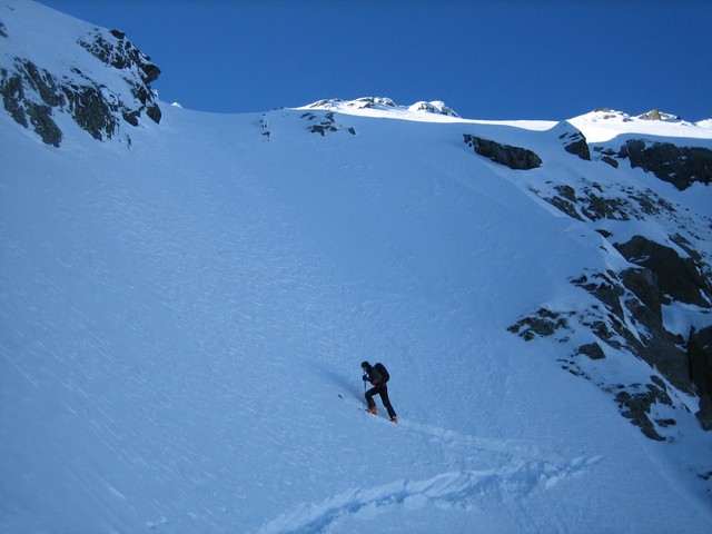 #4 Sortie du Natey : Bientôt le sommet du couloir et les rayons du soleil pour nous réchauffer. Un vrai frigo ce couloir ! Sortie du Natey : Bientôt le sommet du couloir et les rayons du soleil pour nous réchauffer. Un vrai frigo ce couloir !