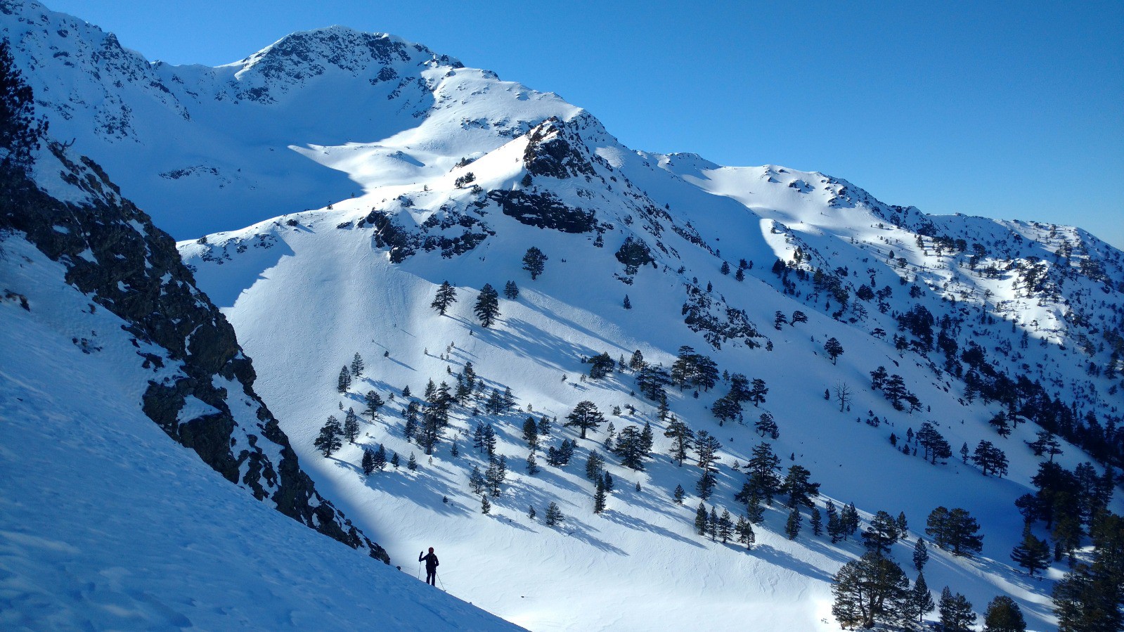 #67 J5 Smolikas : remontée avec le sommet du Smolikas derrière J5 Smolikas : remontée avec le sommet du Smolikas derrière