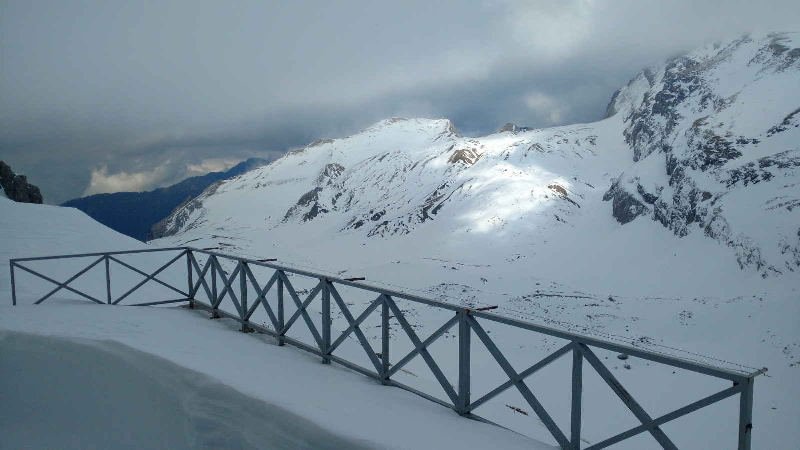 J6 Timfy : de la terrasse du refuge, à l'abri du vent