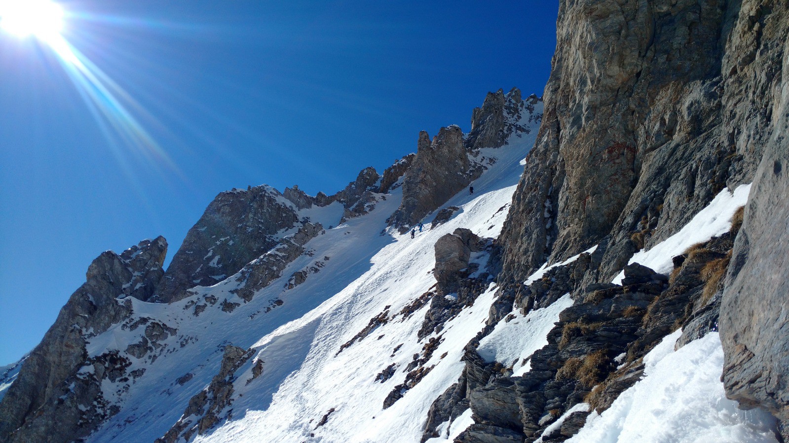 J3 Olympe : couloir de montée en vue, le groupe de tête dedans