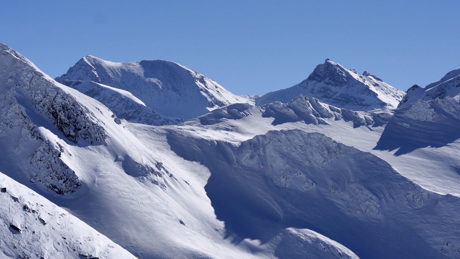 Quelques sommets du Valgrisenche émergent par delà le col du Mont.