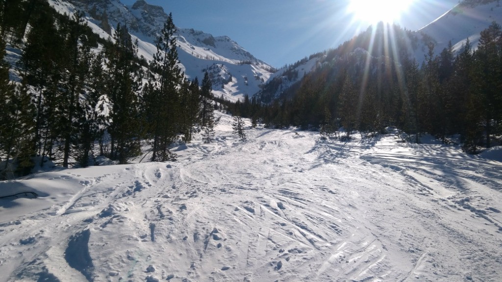 Fin du vallon du Creuzet, neige damée par de nombreux passages