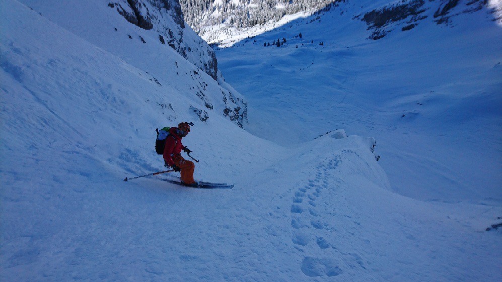 Avec un seul bâton, l'autre ayant voulu faire la première descente directe d'Aravi'cimes Photo: Stéphane Roguet