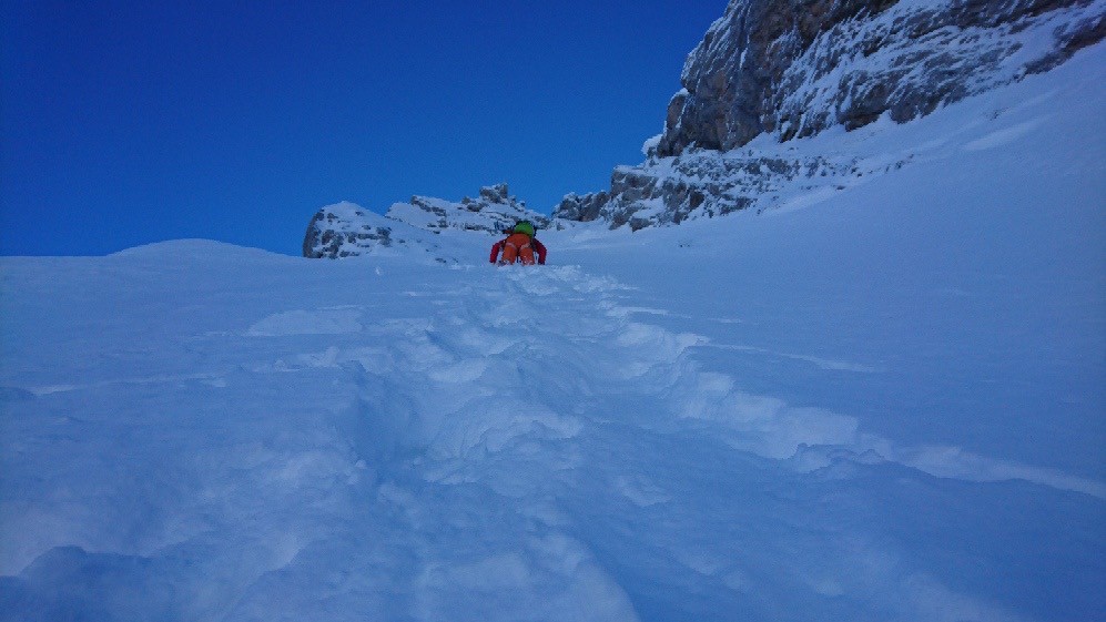 #5 Dans la pente suspendue, après la traversée de la goulotte Aravi Dans la pente suspendue, après la traversée de la goulotte Aravi'cimes Photo: Stéphane Roguet
