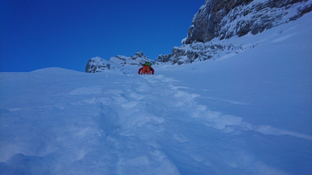 Dans la pente suspendue, après la traversée de la goulotte Aravi'cimes Photo: Stéphane Roguet