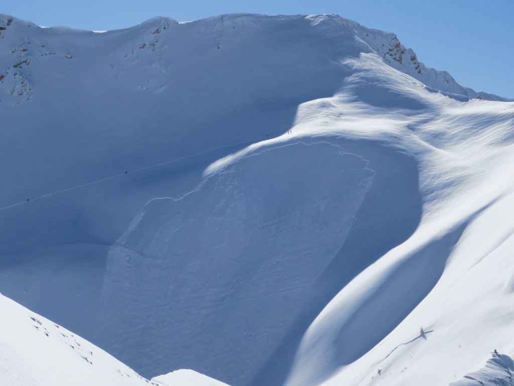 La première avalanche de la journée, quelques secondes après son départ