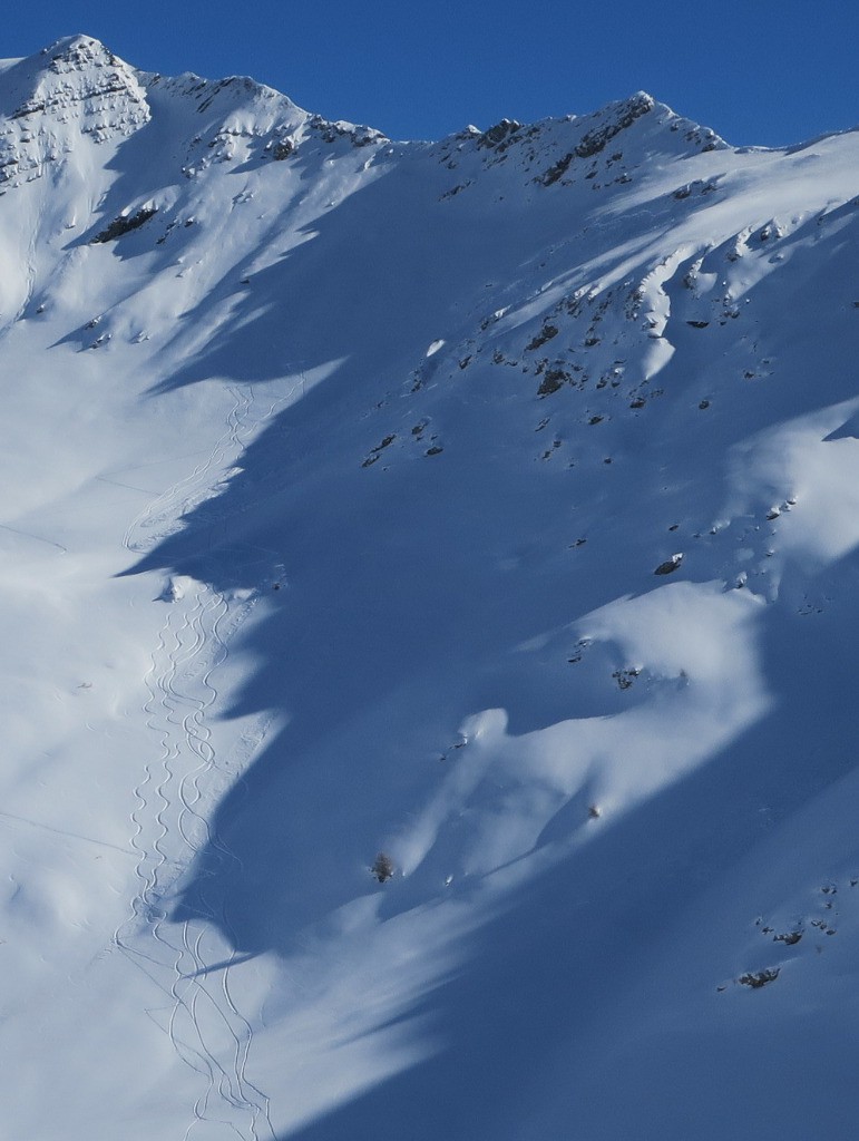 La plaque déclenchée à la descente par les skieurs de Malamorte (à droite, départ dans les rochers, descendue jusqu'à la trace de montée)