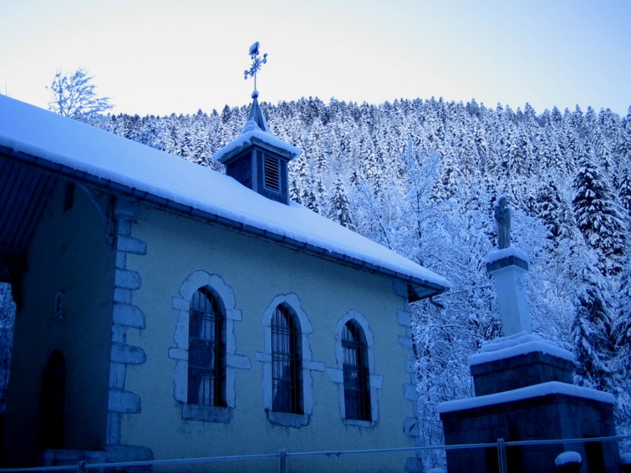 #9 la chapelle ND de Bellevaux : Au fond du vallon c la chapelle ND de Bellevaux : Au fond du vallon c'est encore l'hiver : le givre est très agréable à skier.