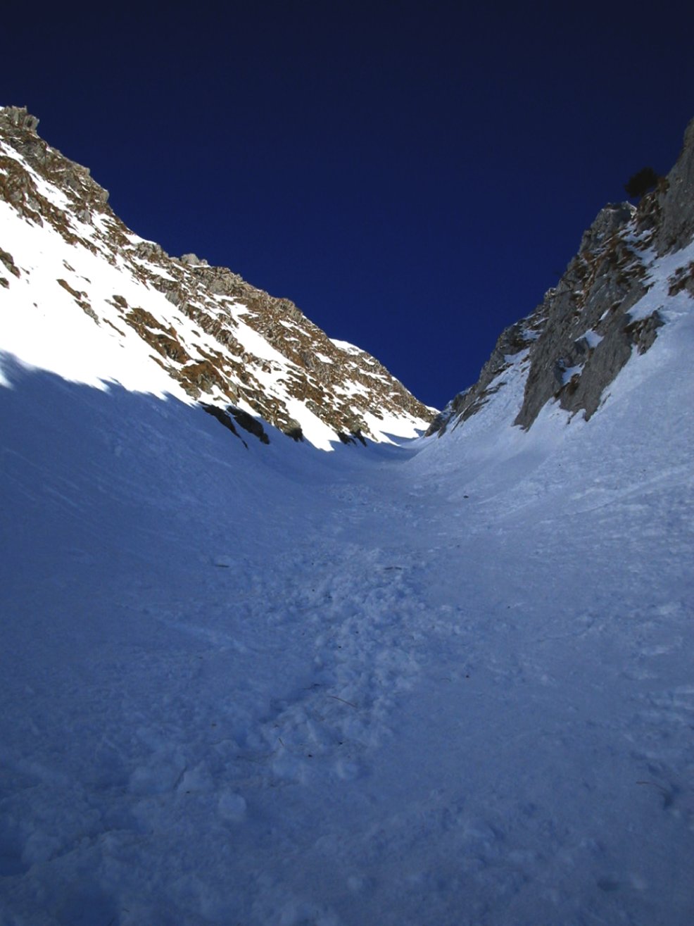 #2 couloir SW : La partie en neige dure : le haut du couloir n couloir SW : La partie en neige dure : le haut du couloir n'est pas cassant, il est même bien lisse donc doit être agréable à skier