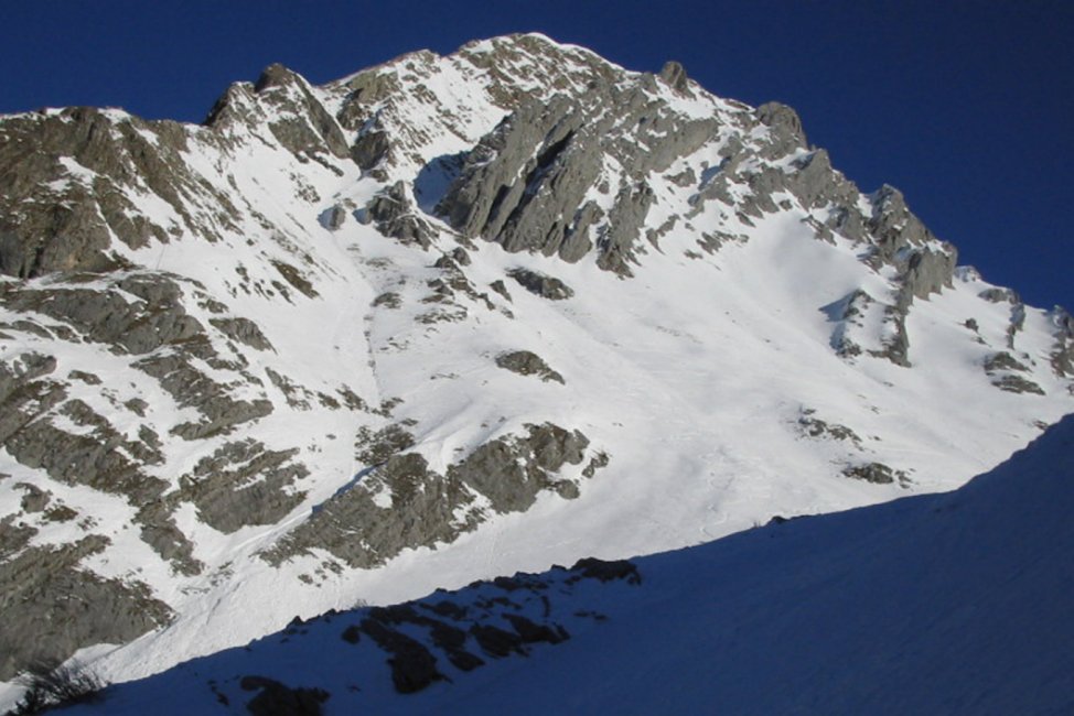#1 face sW : L face sW : L'entrée du couloir SW est dans l'ombre au milieu de la face. Les chamois de Mickaël sont toujours pas très loin du couloir...