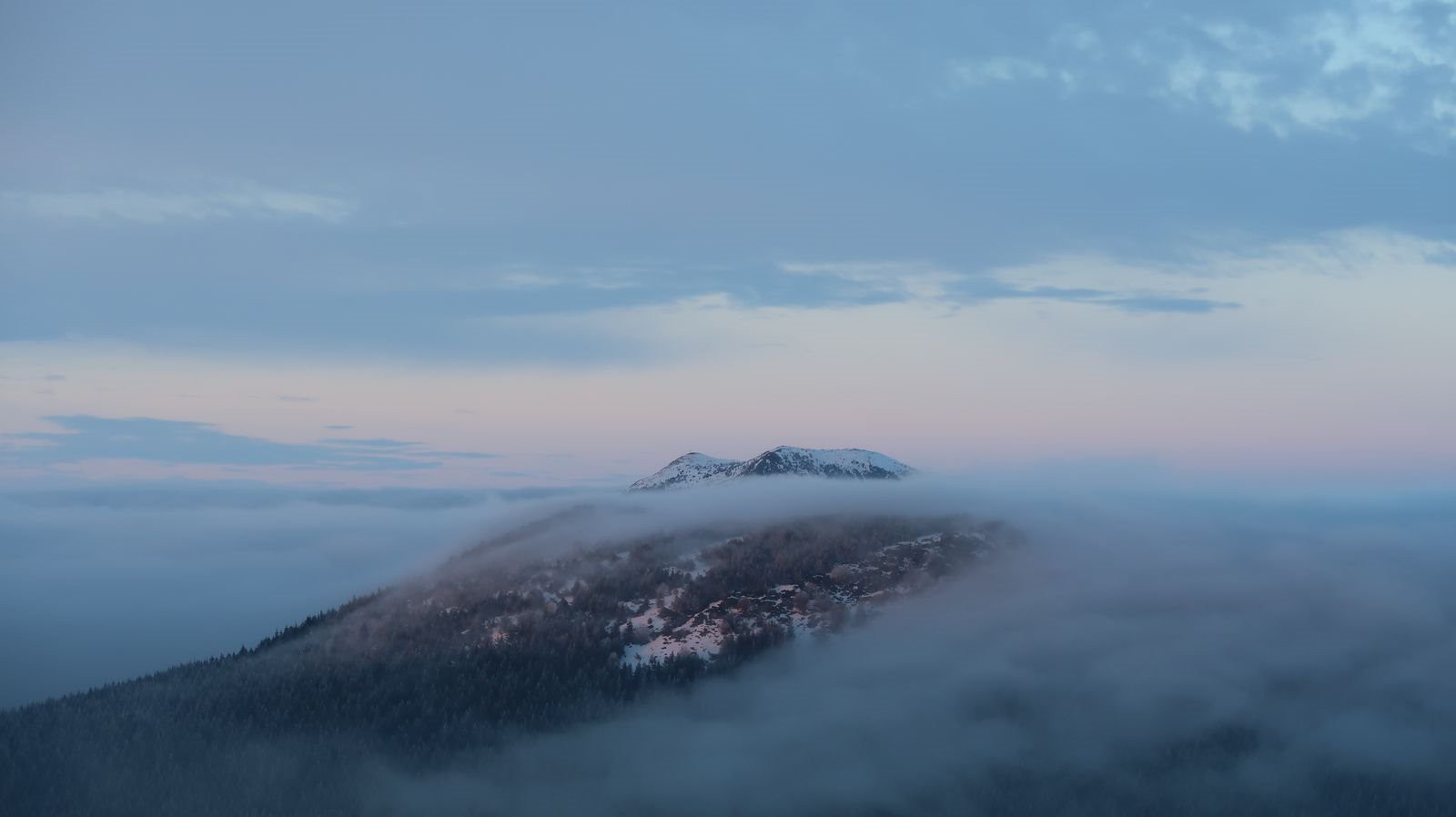 #12 Le Mézenc se couvre pour la nuit qui s Le Mézenc se couvre pour la nuit qui s'annonce glaciale