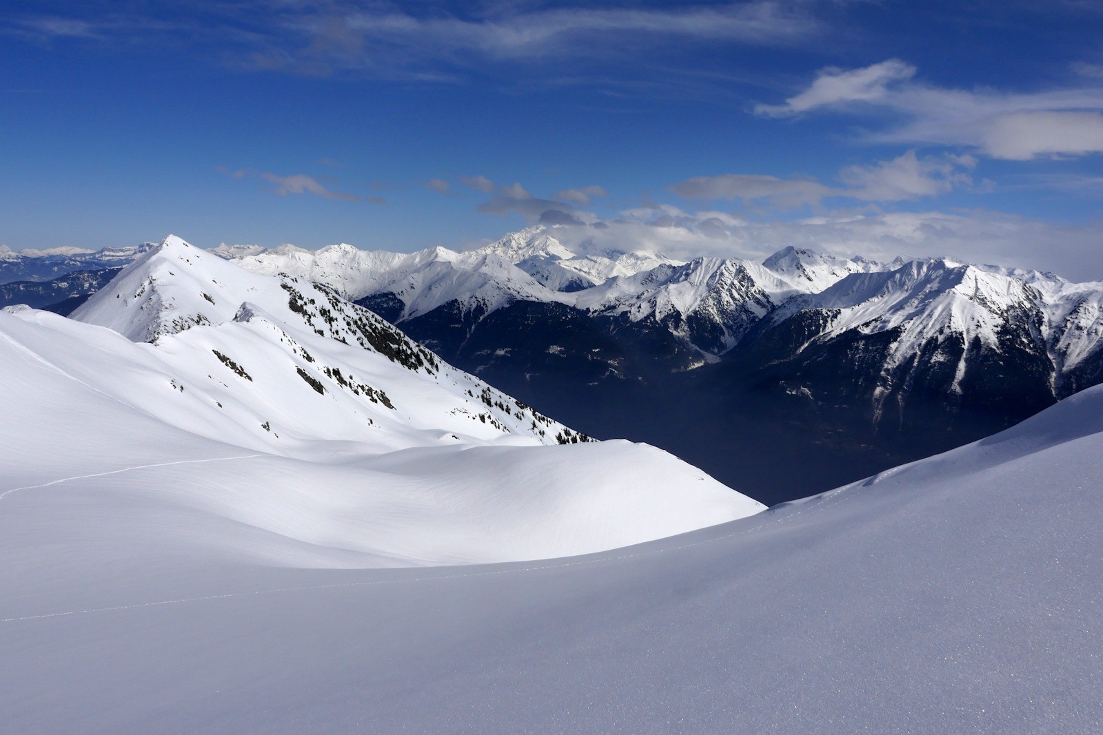 Dans le rétro, Dent du Corbeau et Mont Blanc.