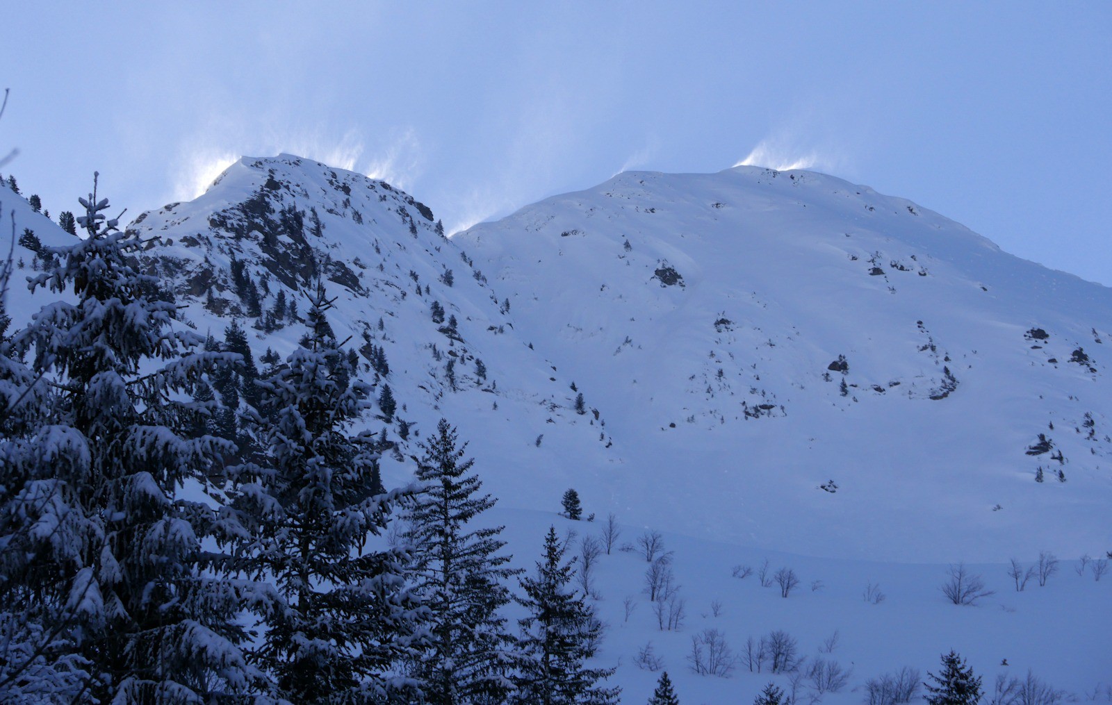 Le vent de nord souffle fort sur les sommets.