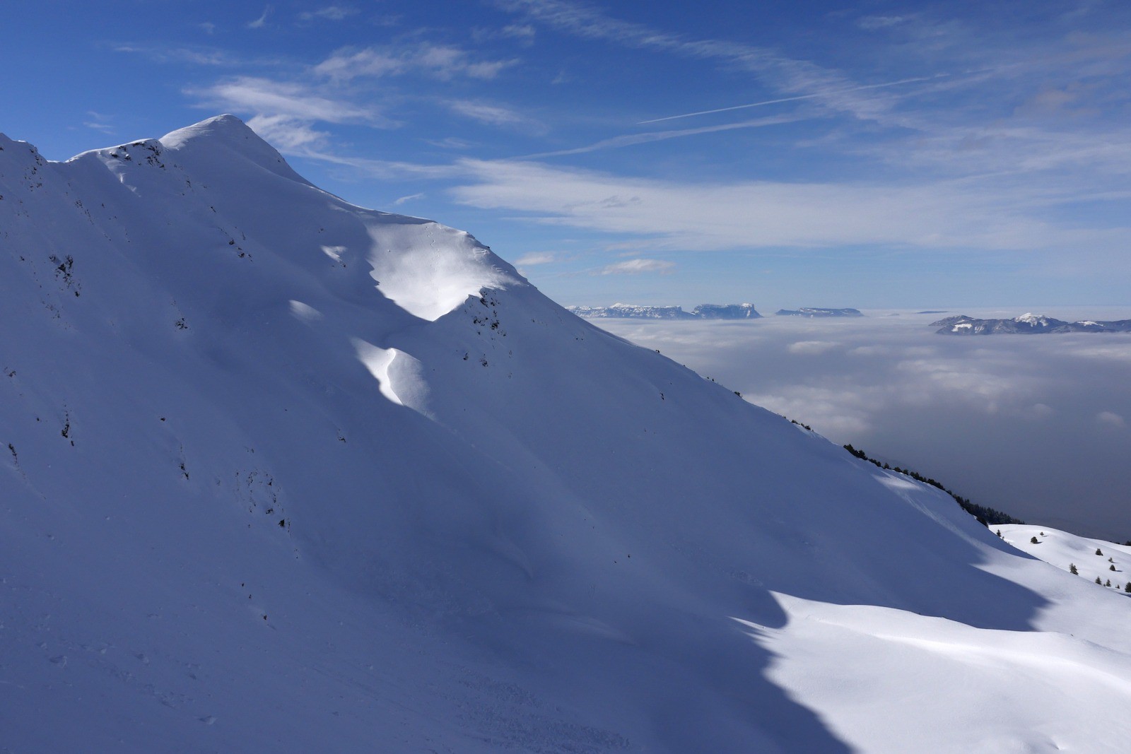 Versant nord du sommet 2284 m.