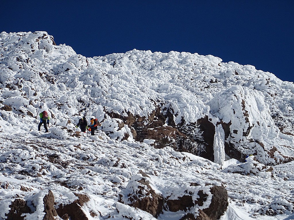 Toujours du givre, et moult alpinistes iraniens sur cette ascension.