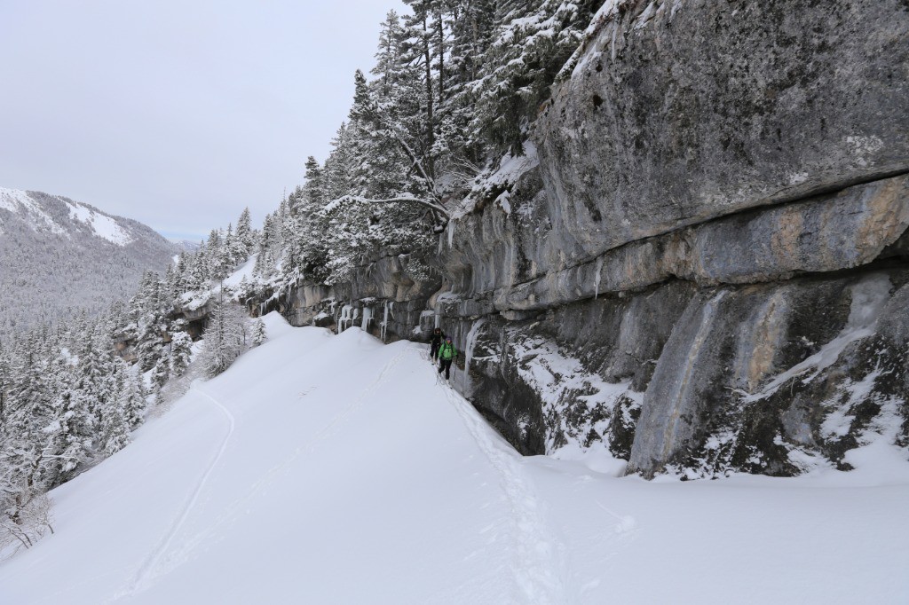 #2 En longeant l En longeant l'une des barres dans l'accès...