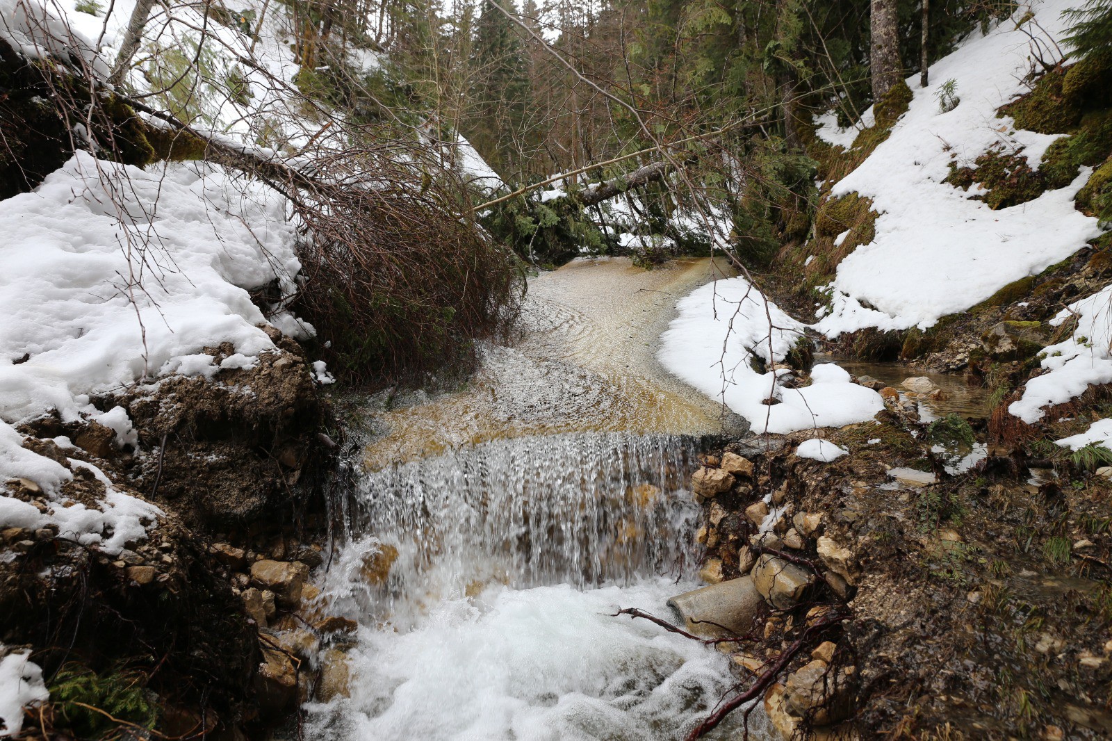 #7 La route n La route n'est plus qu'un vulgaire torrent