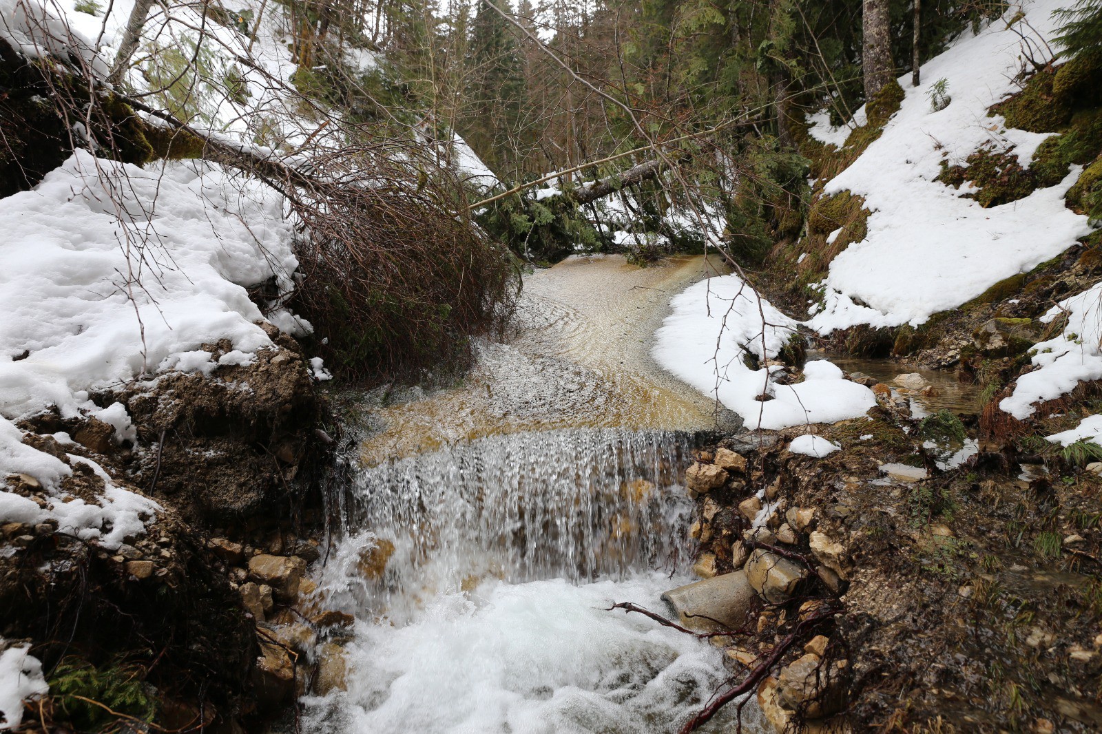 La route n'est plus qu'un vulgaire torrent