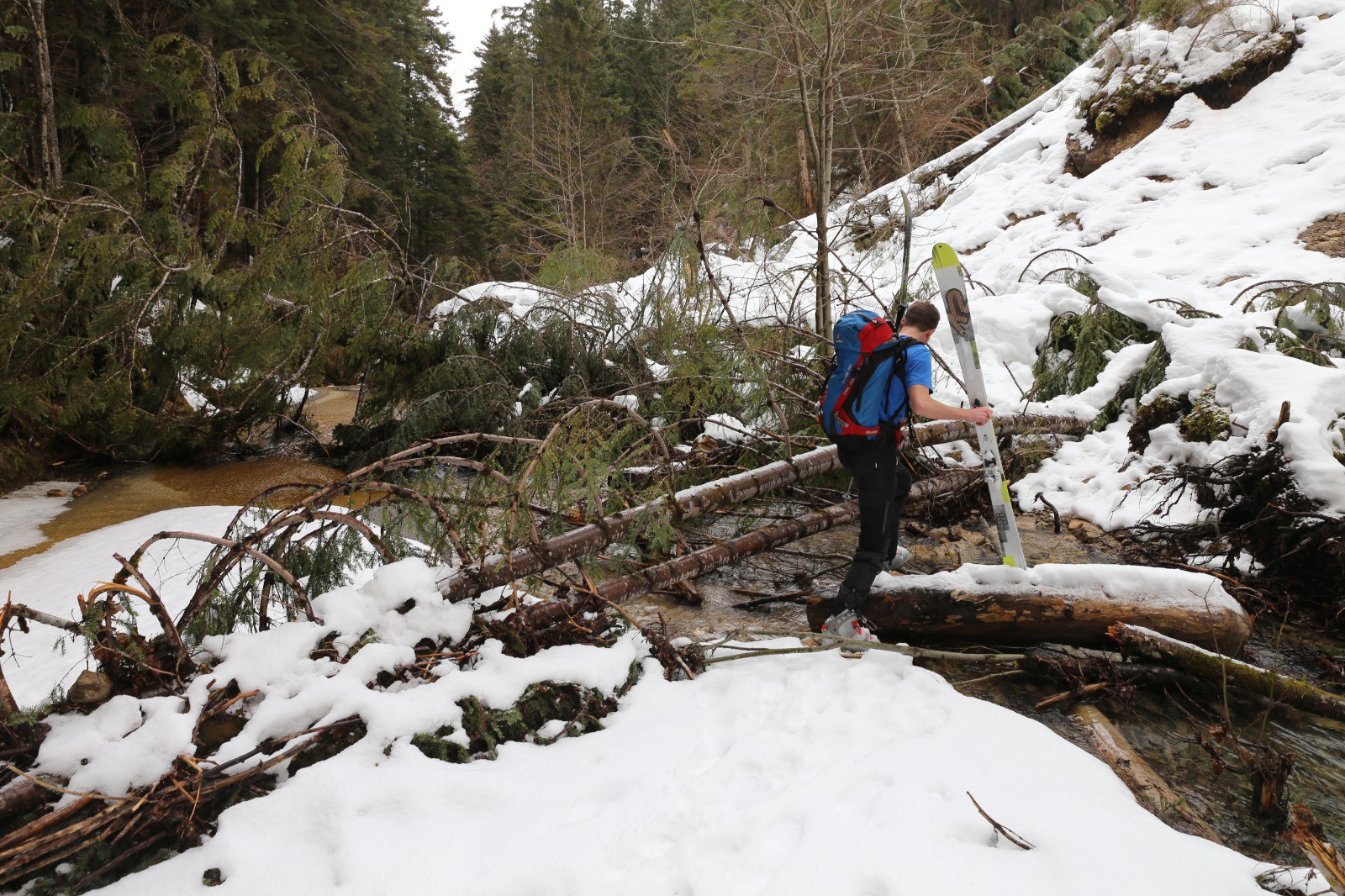 Un éboulement monstrueux a barré la route du Col du Coq côté Saint Hugues