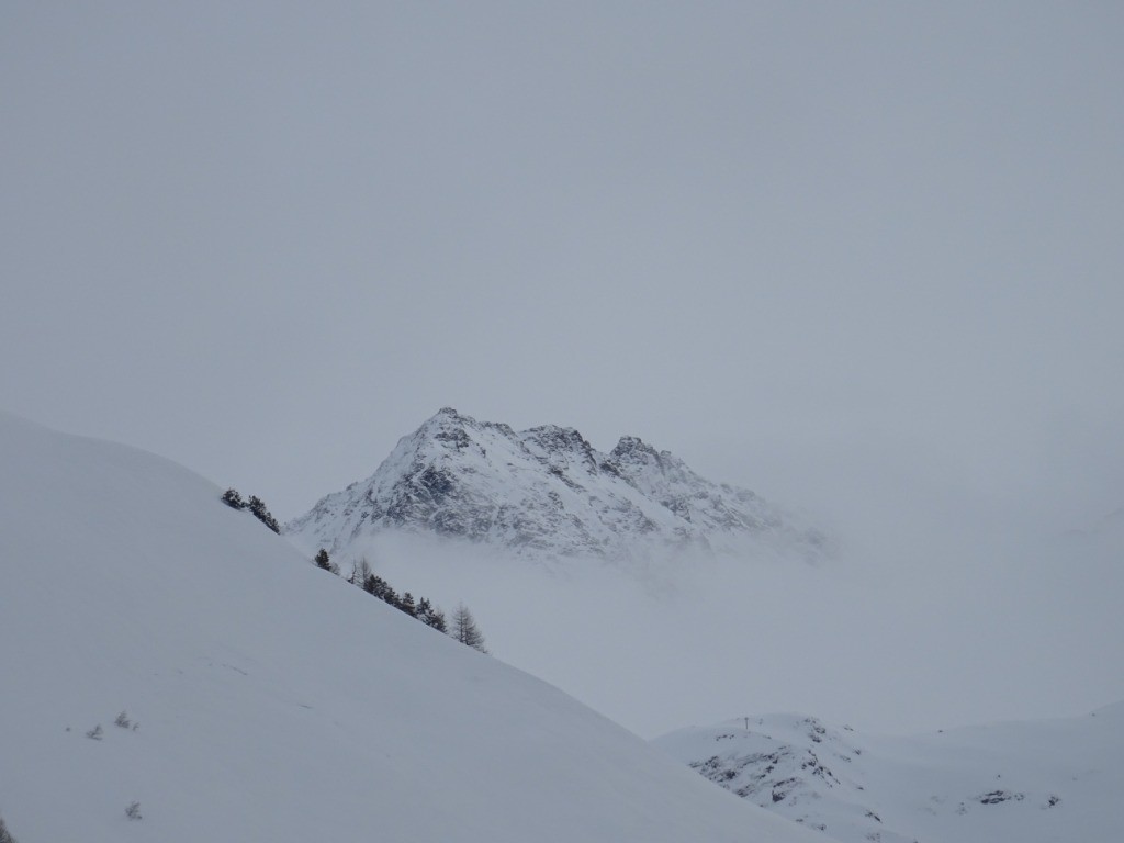 #13 Etendard au loin. Etendard au loin.