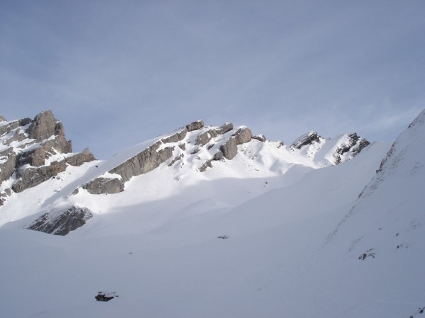 #1 La Roche Perfia : Depuis l La Roche Perfia : Depuis l'itinéraire de montée, la montée au Trou de la Mouche et la Roche Perfia à droite