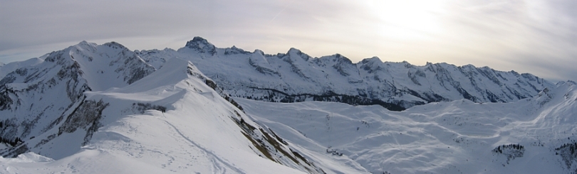 #1 Tête d Tête d'Auferrand, panorama : Depuis la Tête d'Auferrand : dans le prolongement de l'arête La Pointe de Deux Heures et Pointe de Grande Combe, en arrière plan la chaine Nord des Aravis.