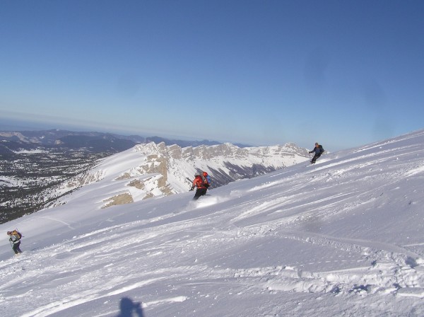 Attaque de la face W : Maud, Marika et Jip pour 500m de descente ****
Barrière Est du Vercors derrière