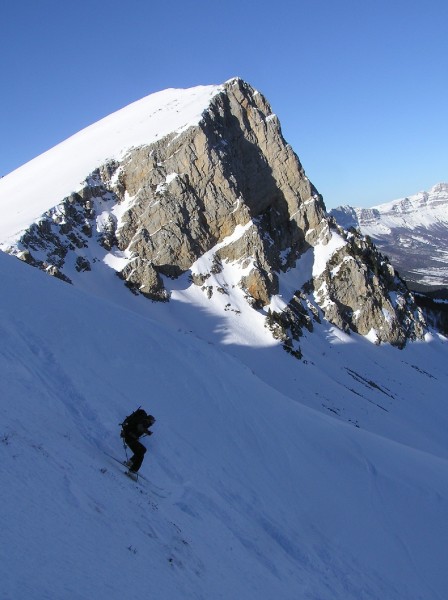 Sur le bas de l'Agnellerie : Anne-Cé en action devant Pierre Blanche