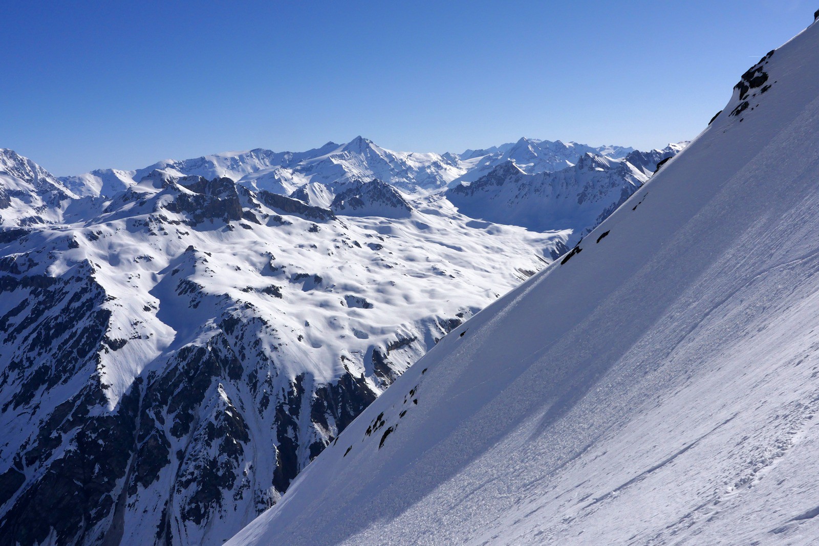 Depuis le glacier de Troquairou, vue vers l'est: on reconnaitra la Grande Sassière parmi quelques sommets de Haute Tarentaise. 