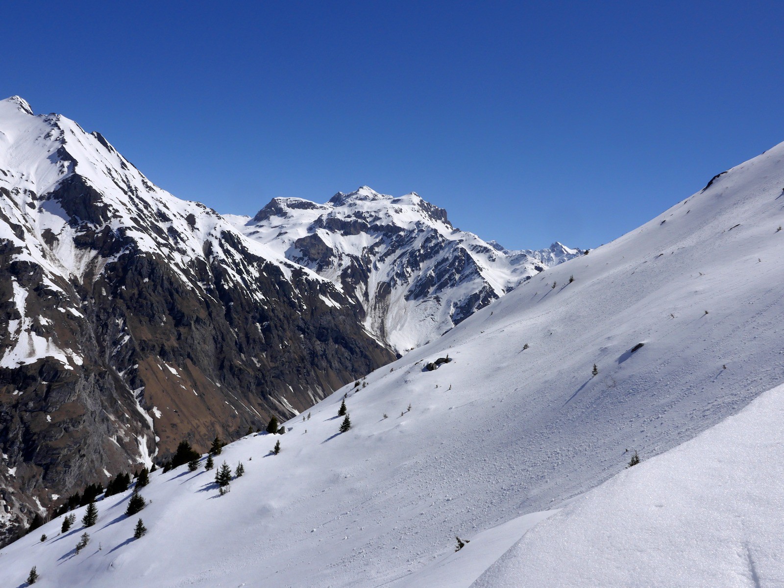 De beau champs de neige vierge.