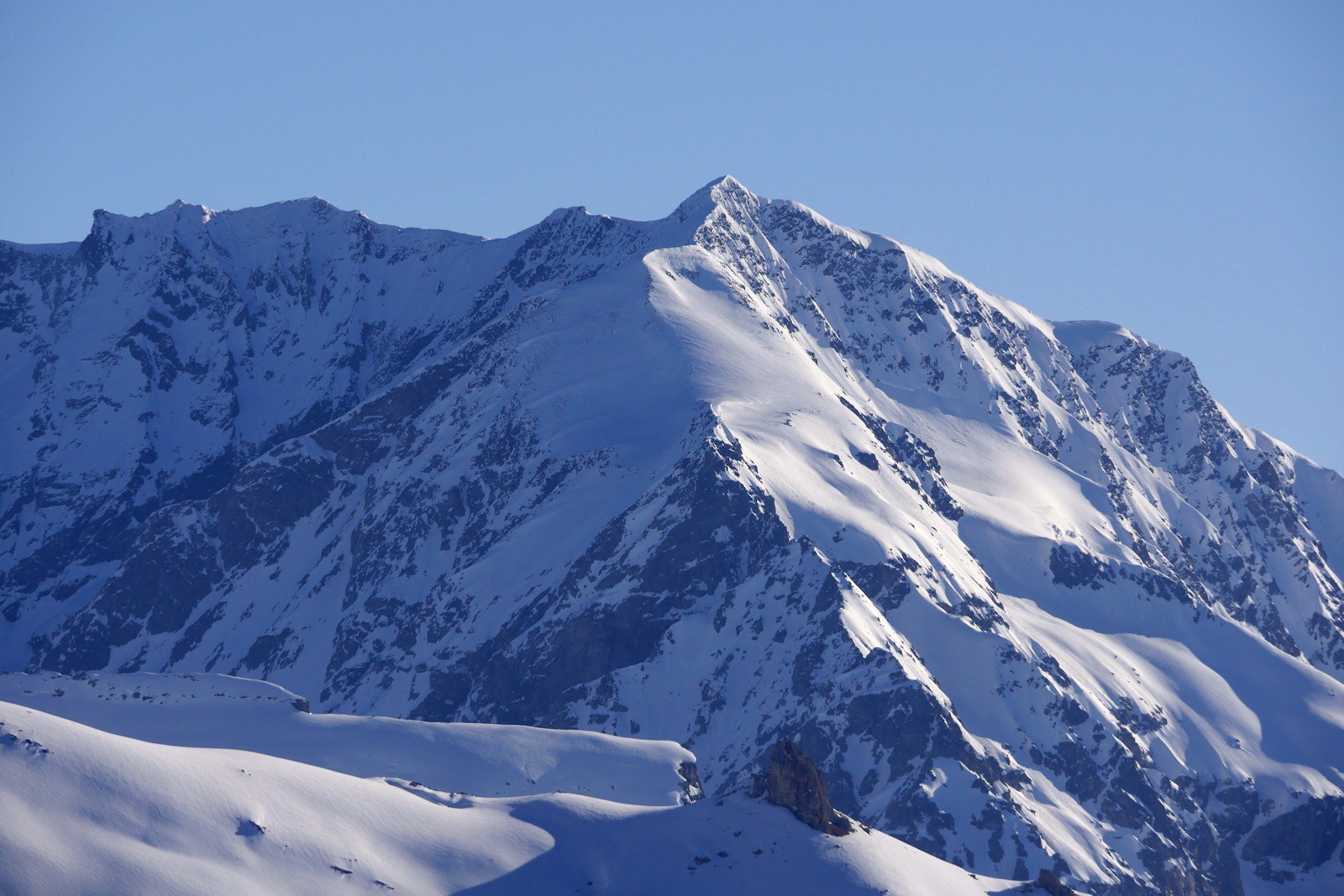 Plus au nord, Dômes de la Sache et des Platières.