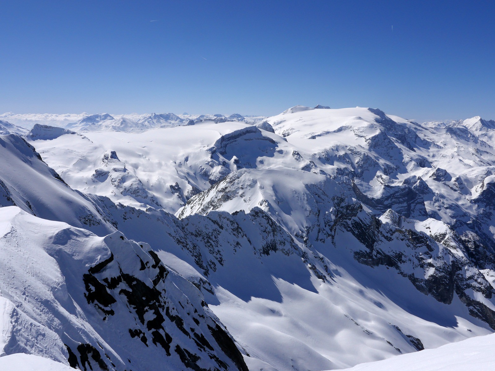 Les vallées transalpines sous les nuages.