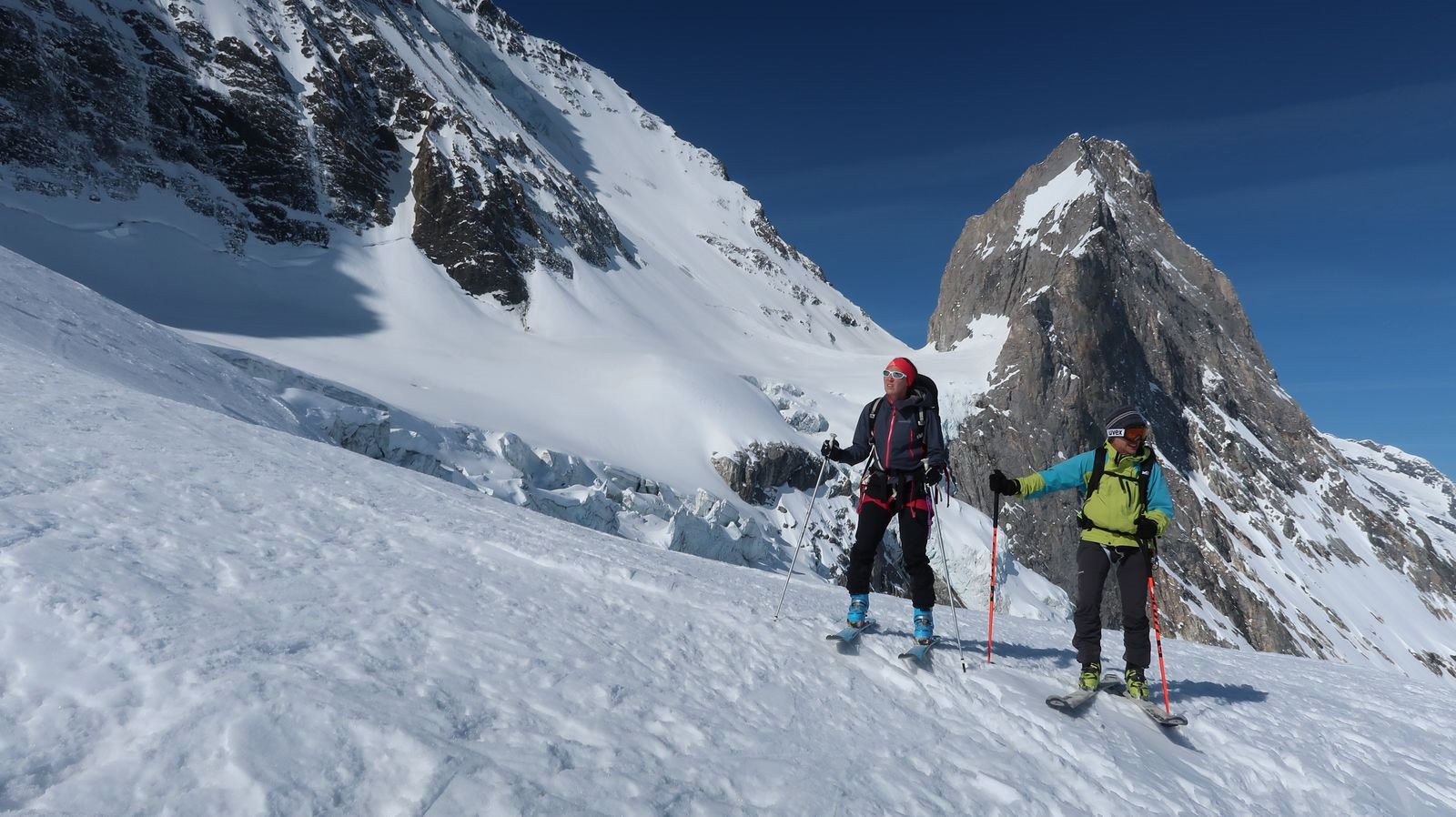 #93 Régis et Nat devant l Régis et Nat devant l'Aiguille de l'Epéna