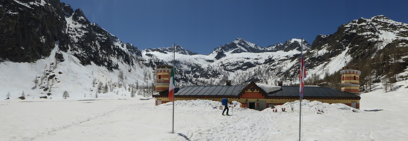 Le refuge Valasco sous la neige