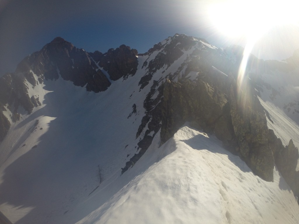 depuis le coleto, vue sur le couloir menant au col d'aver, neige gelée