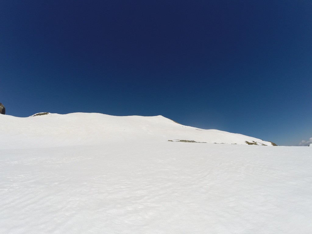 pente sommitale, agréable  à skier, en dessous ça va se gâter un peu