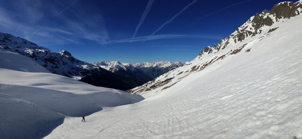 #2 Montée dans la combe encore bien enneigée Montée dans la combe encore bien enneigée