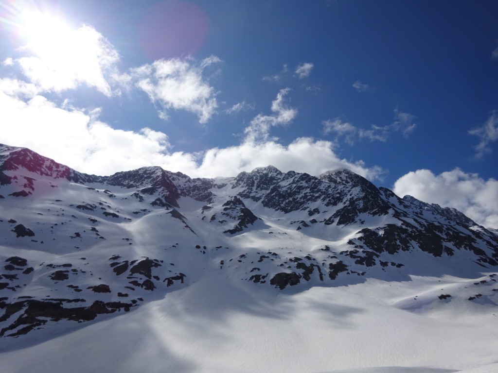 En face, plus de neige que l'année dernière à la même époque (http://www.skitour.fr/sorties/cimes-de-la-cochette,79100.html)