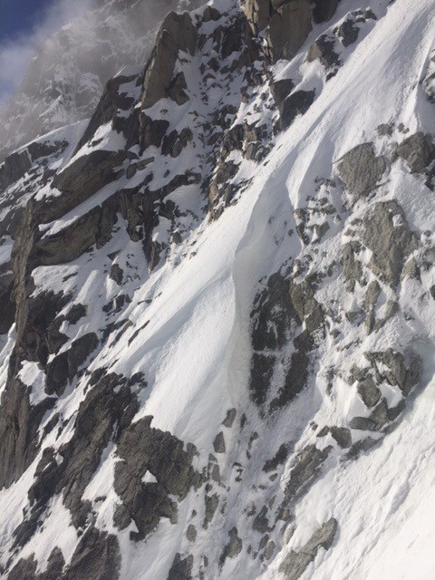 #3 Le passage clé : remonter la croupe de neige pour accéder au dièdre au-dessus à gauche ... Le passage clé : remonter la croupe de neige pour accéder au dièdre au-dessus à gauche ...