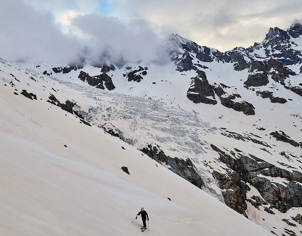 Premières pentes d'accès sur fond de Glacier Blanc...
