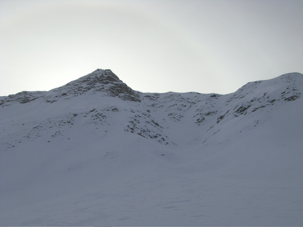 Pyramide sommitale : Les cailloux ne sont pas loin mais le ski reste bon