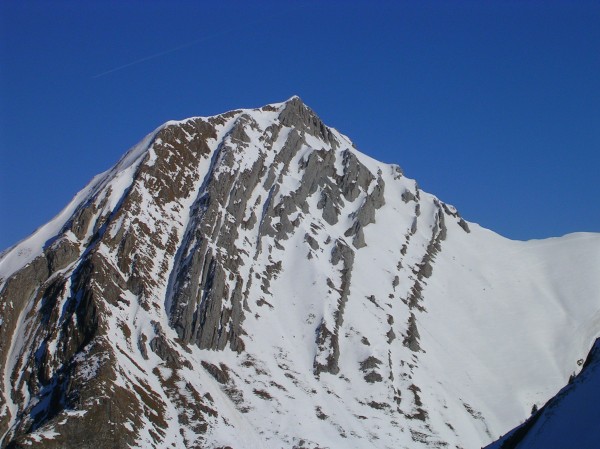 #2 le Pécloz : Les 2 randonneurs sont sous le col . Dur à voir! le Pécloz : Les 2 randonneurs sont sous le col . Dur à voir!