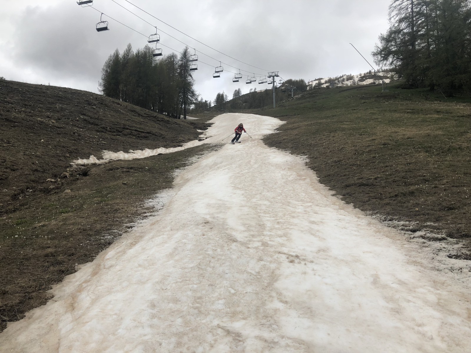 La langue neigeuse nous permet de skier jusqu'en bas