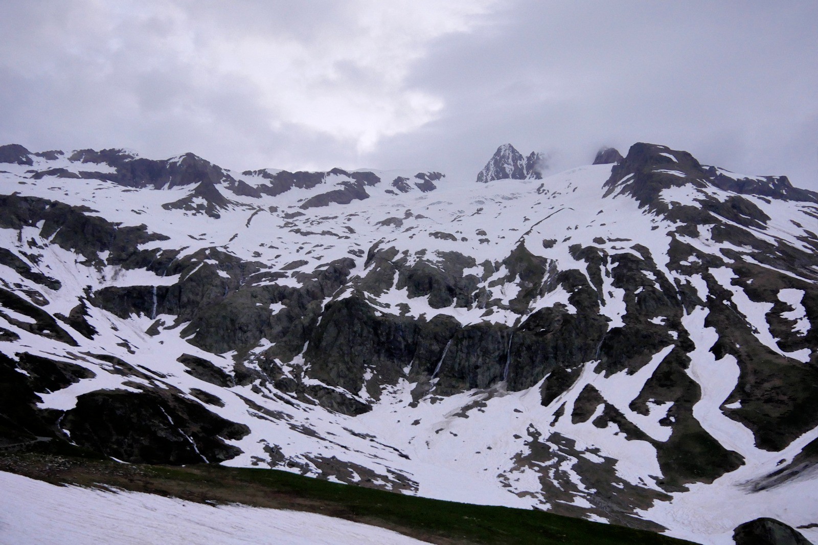 #1 Aiguille des Glaciers au lever du jour. Aiguille des Glaciers au lever du jour.