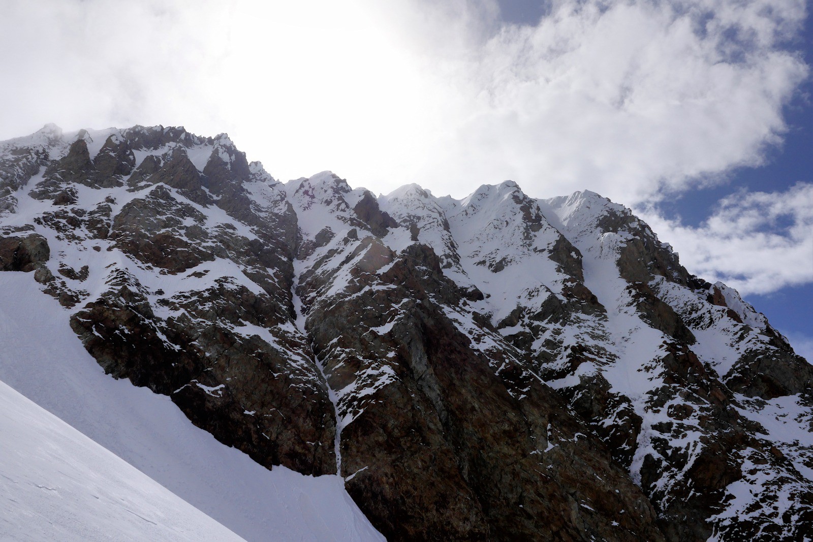 L'aiguille visible un court instant.